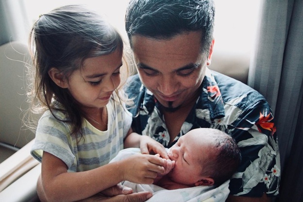 Shaun Chandran with daughter Syreeta, meeting her brother Marley for the first time. Credit: Shaun Chandran.